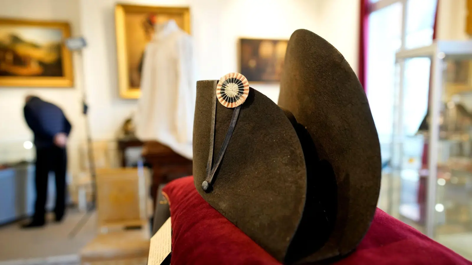 Einer der charakteristischen breiten schwarzen Hüte, die Napoleon trug, ist in Frankreich versteigert worden. (Foto: Christophe Ena/AP/dpa)