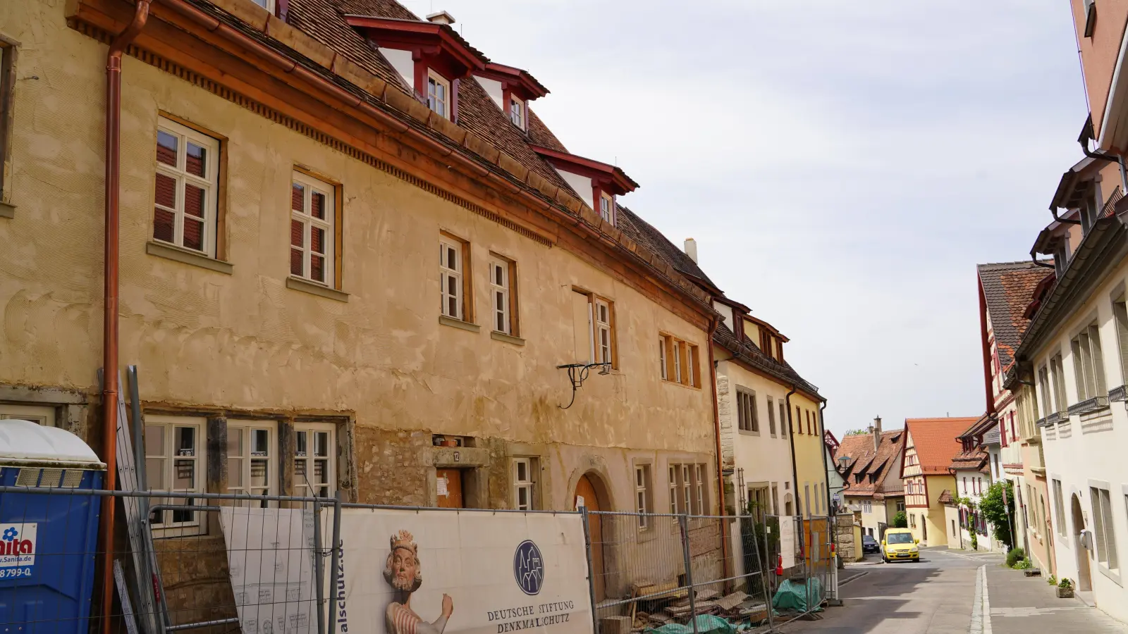 Bis Ende des Jahres sollen sie fertig sein: Die Anwesen Judengasse 10 und 12, die derzeit vom Verein Alt-Rothenburg und dem Kulturerbe Bayern saniert werden. (Foto: Simone Hedler)