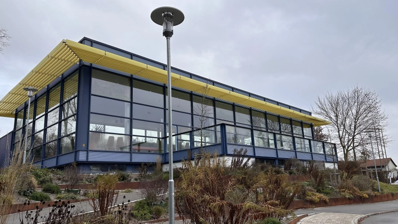 Außen hui, innen pfui? Das Dinkelsbühler Hallenbad steht von außen betrachtet optisch gut da. Weil die letzte Sanierung schon fast 30 Jahre her ist, kommt die technische Ausstattung aber langsam an ihr Lebensende, wie Andreas Karl, der technische Leiter der Stadtwerke, erklärt. (Foto: Martina Haas)