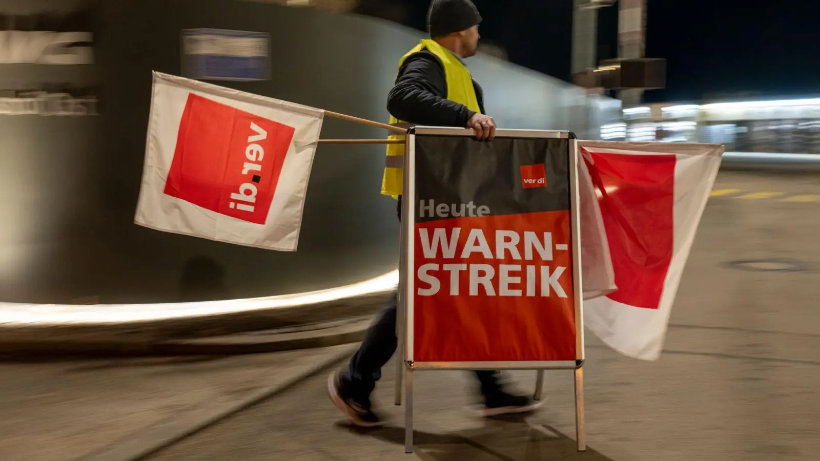 Die Warnstreiks in bayerischen Städten - darunter auch München - sollen weitergehen. (Archivbild) (Foto: Peter Kneffel/dpa)
