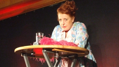 In ihrem neuen Programm lässt Kabarettistin Luise Kinseher ihrem Alter Ego „Mary from Bavary” den Vortritt. (Foto: Jasmin Kiendl)