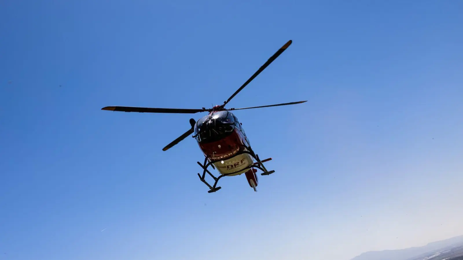 Auch ein Rettungshubschrauber war laut Polizei bei dem Vorfall am Freitagabend vor Ort. (Symbolbild) (Foto: Philipp von Ditfurth/dpa)