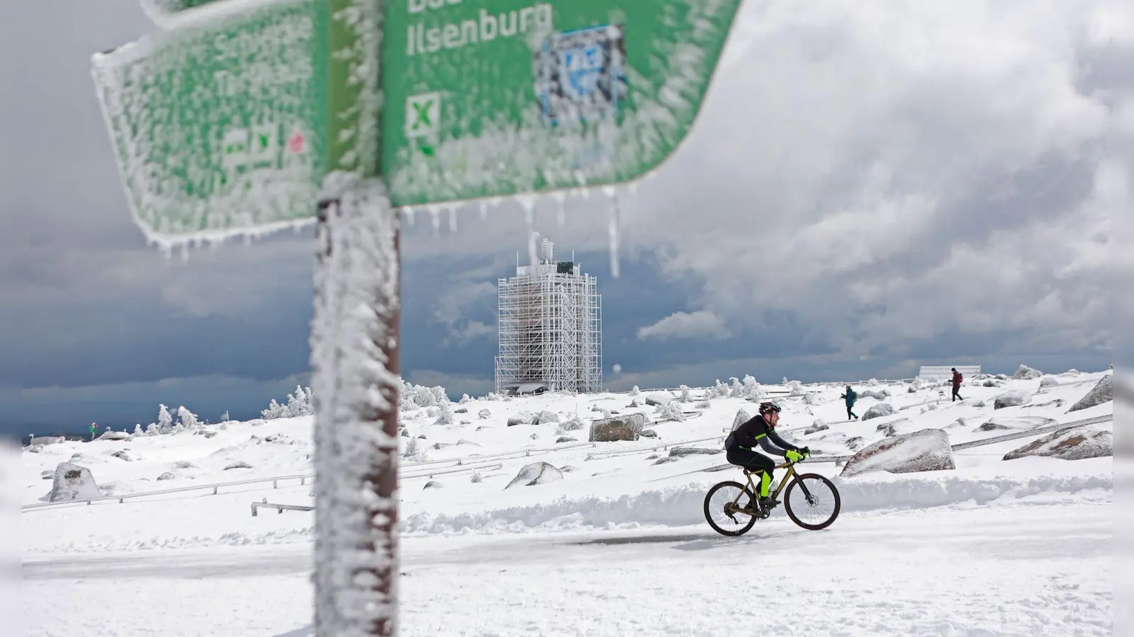Ein Radfahrer ist auf dem schneebedeckten Brocken unterwegs. (Foto: Matthias Bein/dpa)