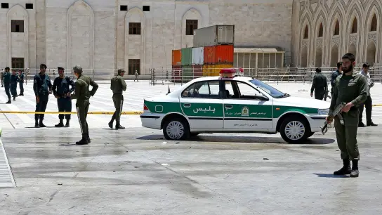 Iranische Polizisten in Teheran: Sicherheitsbehörden begründen Festnahmen üblicherweise mit dem Spionagevorwurf (Archivbild). (Foto: Ebrahim Noroozi/AP/dpa)