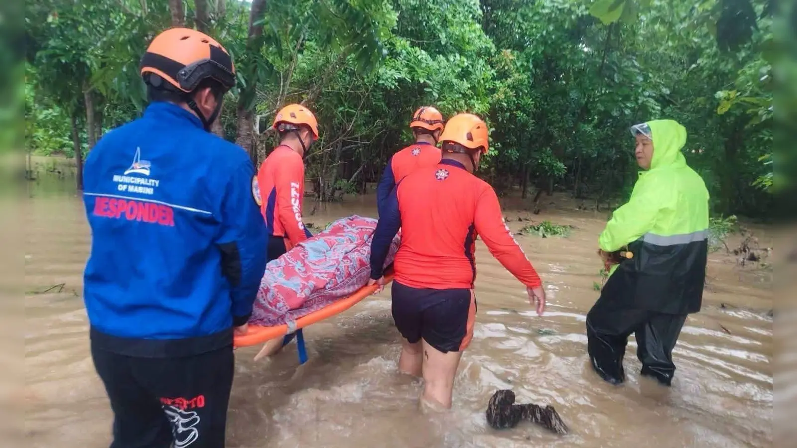 Die heftigen Regenfälle haben zu schweren Überschwemmungen geführt. (Foto: Uncredited/Philippine Coast Guard/AP/dpa)