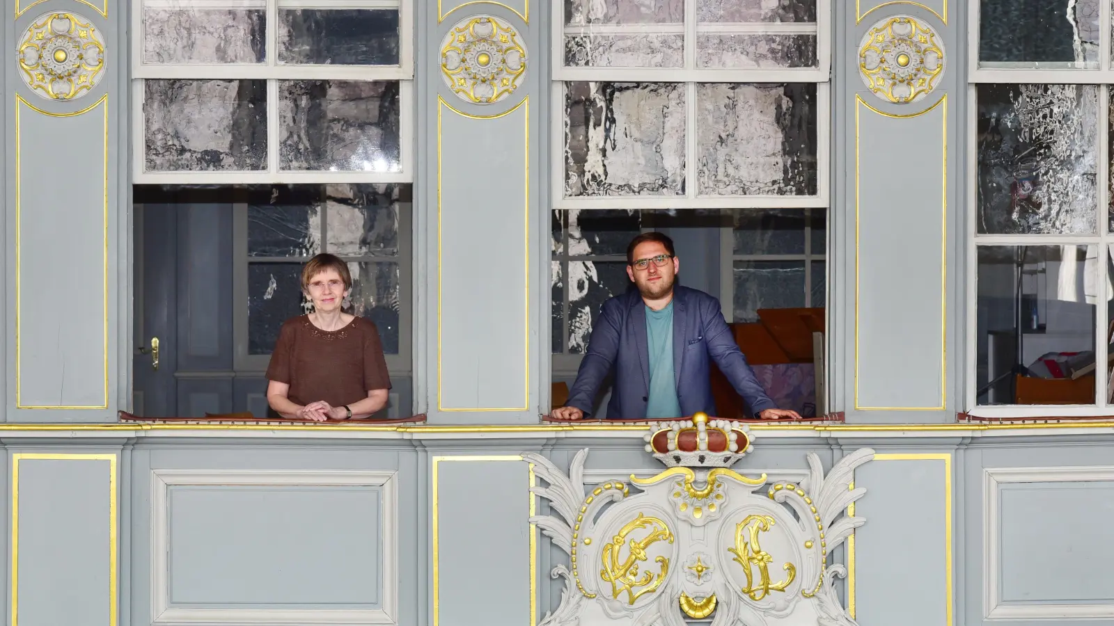 Dekanatskantorin Ulrike Walch und Daniel Posdziech, Leiter der Nachwuchsarbeit des Windsbacher Knabenchores: Der Fürstenstand in der Gumbertuskirche wird der erste Probenraum für die Ansbacher Klangfänger. (Foto: Irmeli Pohl)