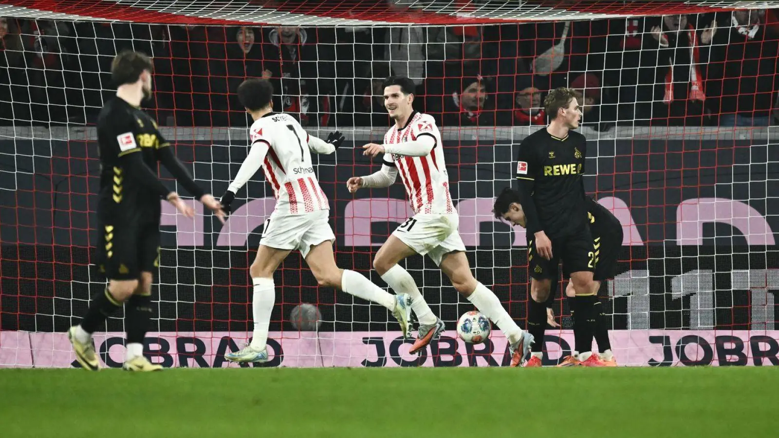 Trifft derzeit wie am Fließband: Freiburgs Igor Matanovic (2.v.r.). (Foto: Silas Stein/dpa)