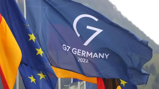 Fahnen Deutschlands (l-r), der Europäischen Union und des G7 Gipfels wehen. (Foto: Karl-Josef Hildenbrand/dpa)