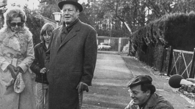 Bundeskanzler Willy Brandt und Familie werden beim Spaziergang von Günter Guillaume (r) begleitet. (Foto: Peter Popp/dpa)