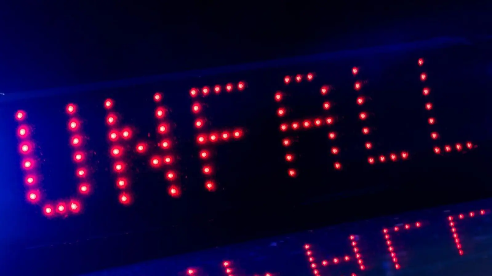 Die Aufräumarbeiten nach dem Unfall bei Forchheim dauern an. (Symbolbild) (Foto: Monika Skolimowska/dpa-Zentralbild/dpa)