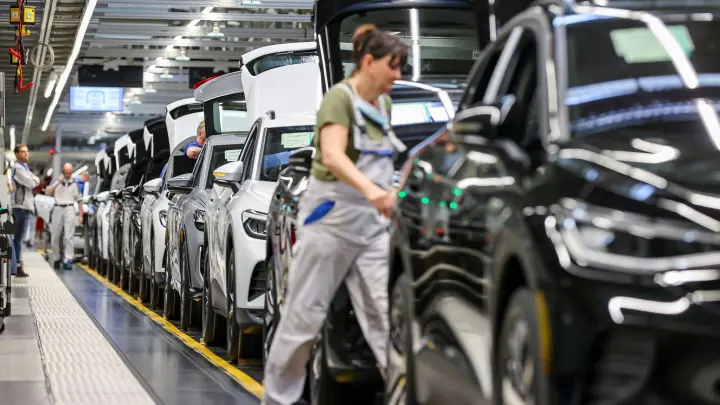 Verschiedene E-Fahrzeuge laufen im Werk von Volkswagen in Zwickau übers Band. Die deutsche Autoindustrie hat im vergangenen Jahr die Exporte von Elektro-Autos deutlich gesteigert. (Foto: Jan Woitas/dpa)
