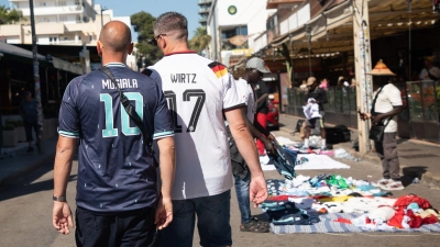 Der Verkauf gefälschter Trikots findet in Urlaubsregionen vielfach auf offener Straße statt. (Foto: Clara Margais/dpa)