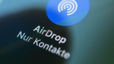 Die Datenübertragung via AirDrop stellt man beim iPhone am besten so ein, dass nur eigene Kontakte Dateien schicken können. (Foto: Robert Günther/dpa-tmn/dpa)