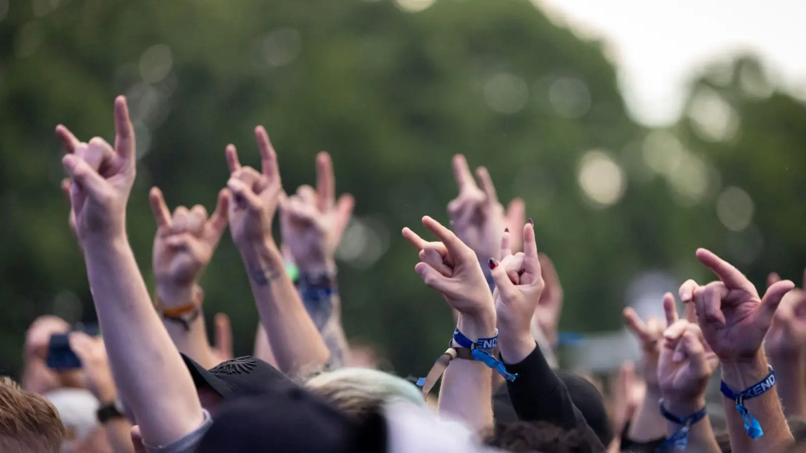 Die Rettungskräfte haben in diesem Jahr deutlich mehr Einsätze - eben weil deutlich mehr Menschen auf dem Festival sind.  (Foto: Daniel Karmann/dpa)