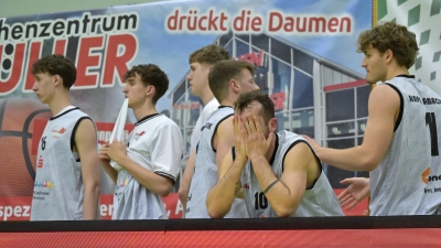 Der spielende Co-Trainer Bastian Doreth (vorne) kann es ebenso wie seine Mitspieler nicht fassen, dass die Piranhas das entscheidende Halbfinalspiel gegen Jahn München noch verloren. (Foto: Martin Rügner)