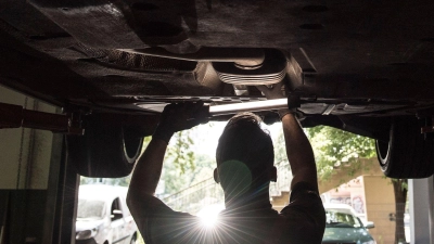 Auch bei der Autoinspektion kann gespart werden - mit Vergleichsangeboten und einem detaillierten Kostenvoranschlag. (Foto: Robert Günther/dpa-tmn)