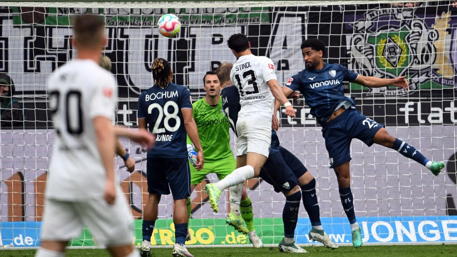 Mönchengladbachs Lars Stindl trifft gegen den VfL Bochum zum 2:0. (Foto: Federico Gambarini/dpa)