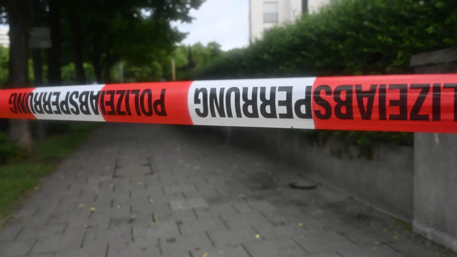 Mit Absperrband war ein Weg abgeriegelt worden. (Foto: Felix Hörhager/dpa)