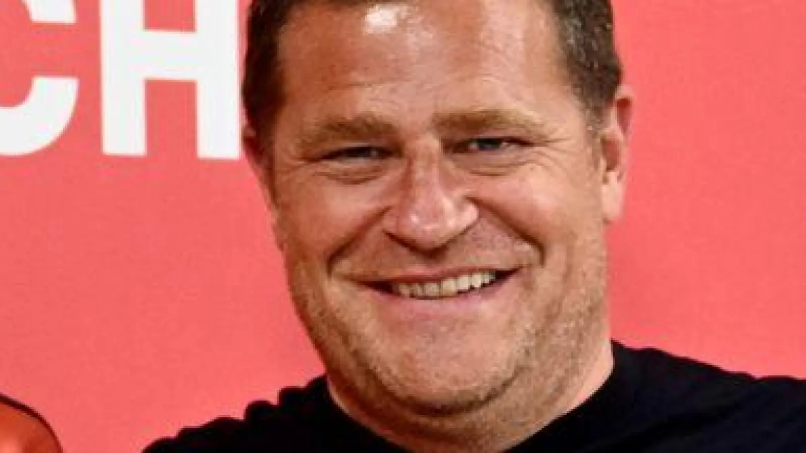 Neuzugang Luis Díaz (l) an der Seite von Bayern-Sportvorstand Max Eberl  (Foto: Harry Langer/dpa)