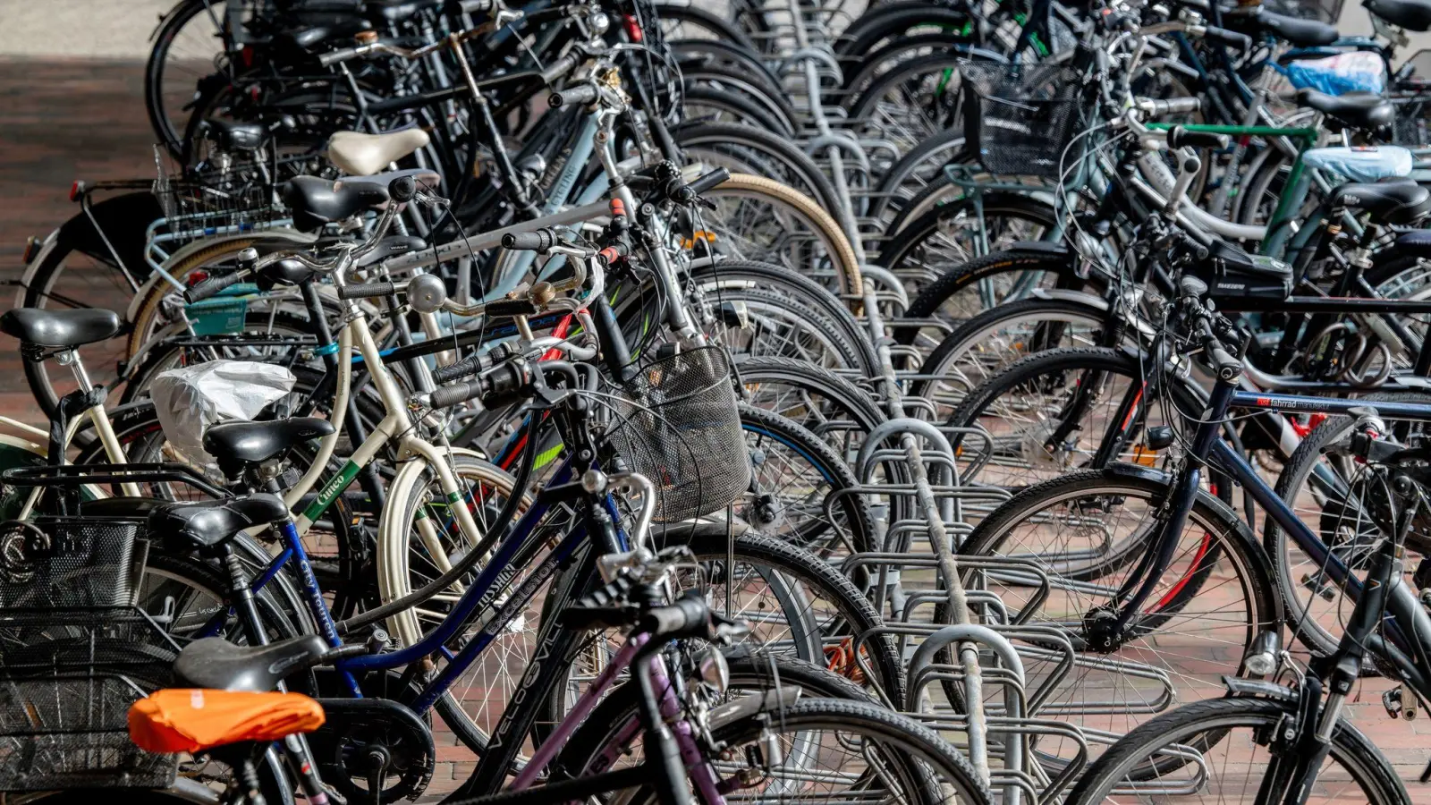 Statistisch besitzt jeder Mensch in Deutschland mehr als ein Fahrrad. Mietangebote haben es da schwer. (Archivbild)  (Foto: Hauke-Christian Dittrich/dpa)