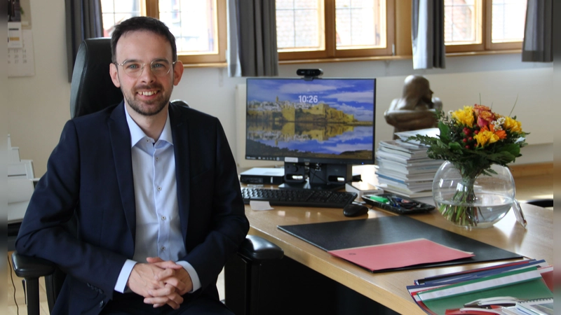 Christoph Rösch an seinem neuen Schreibtisch im Oberbürgermeister-Büro im zweiten Stock des Rathauses. Zur Begrüßung gab es unter anderem Blumen und Schokolade. (Foto: Clarissa Kleinschrot)