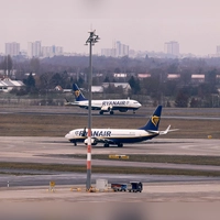 Bei einem Ryanair-Flug brach unterwegs eine Scheibe, Passagieren zufolge geriet ein Passagier in Not. (Illustration) (Foto: Jörg Carstensen/dpa)