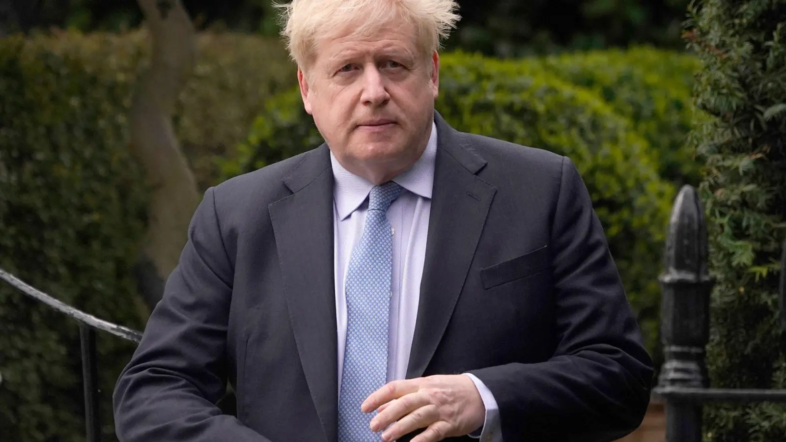 Hatte immer wieder angegeben, es habe keine illegalen Lockdown-Partys in seinem Regierungssitz gegeben: Boris Johnson. (Foto: Alberto Pezzali/AP/dpa)