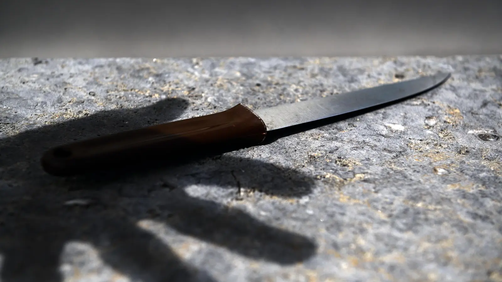 Mit einem Küchenmesser soll ein 54-Jähriger in Lehrberg andere Männer angegriffen haben. Als es zerbrach, holte er ein zweites. Wegen versuchten Totschlags steht er nun vor Gericht. (Symbolfoto: Anna Beigel)