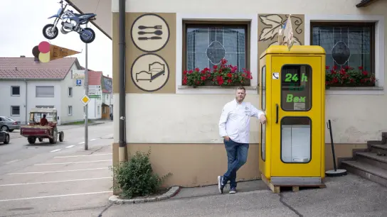 Eric Goll, Geschäftsführer des Hotel Gasthof Rössle, hat eine ausgemusterte Telefonzelle zu einem „Eishäusle“ umfunktioniert. (Foto: Marijan Murat/dpa)