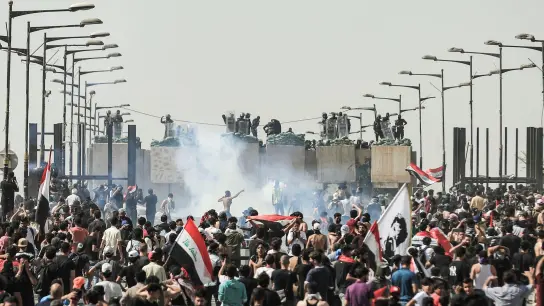 Demonstration anlässlich des dritten Jahrestages der Anti-Regierungs-Proteste auf dem Tahrir-Platz in Bagdad. (Foto: Ameer Al-Mohammedawi/dpa)