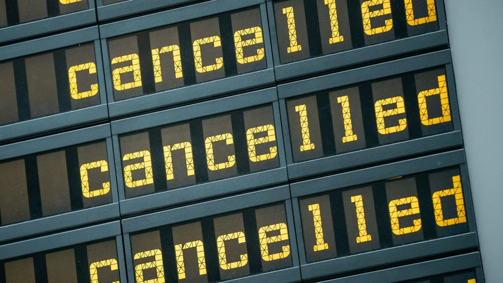 „Flug gestrichen“: Entschädigungsansprüche können in der Regel nur bei Absagen bestehen, die innerhalb von 14 Tagen vor Abflug erfolgen. (Foto: Michael Kappeler/dpa/dpa-tmn)