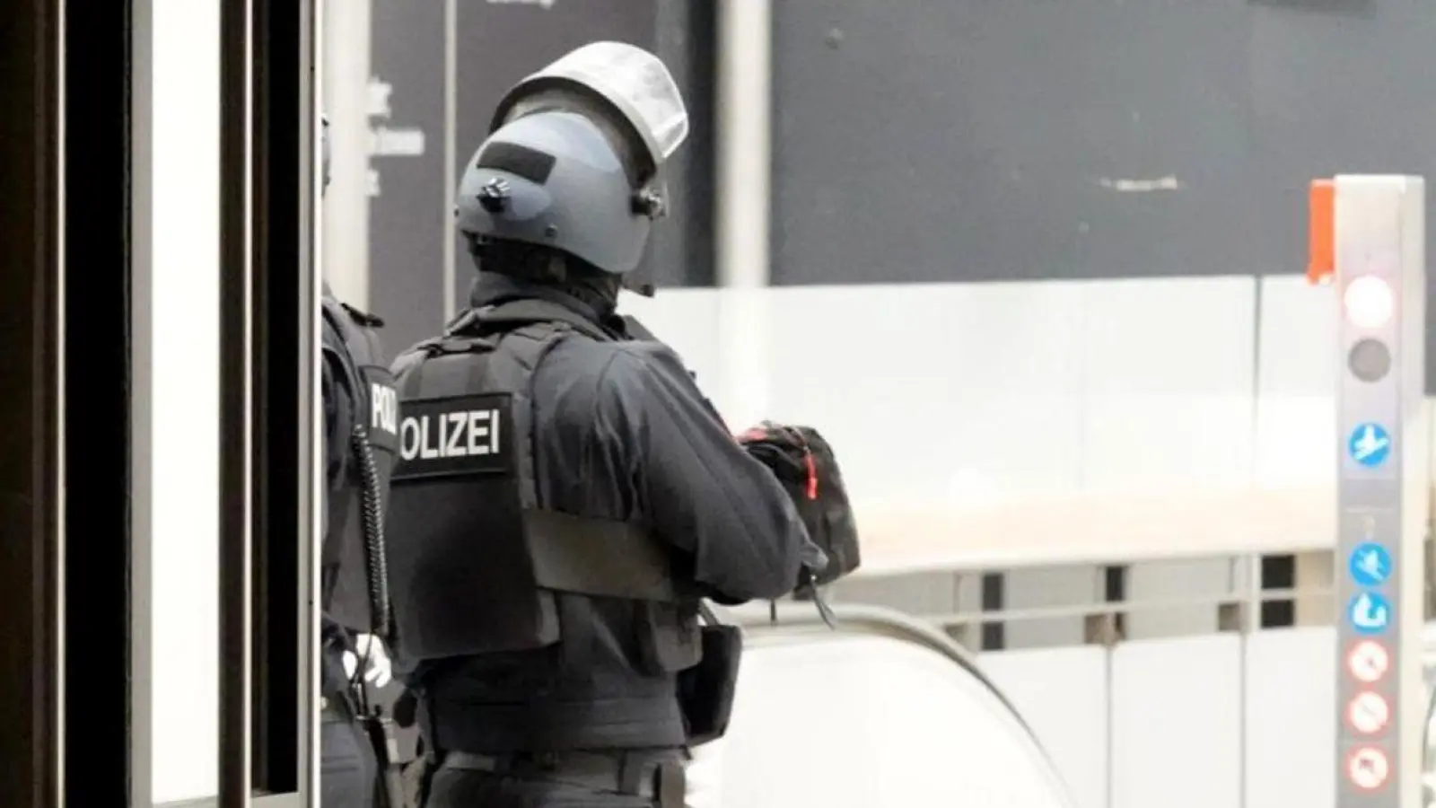 Einsatzkräfte der Polizei stehen im Bielefelder Hauptbahnhof. (Foto: Christian Müller/Wetfalennews/dpa)