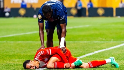 Jamal Musiala am Boden: Bei der Club-WM verletzte er sich schwer im Spiel gegen Paris Sant-Germain. (Archivbild) (Foto: Malachi Gabriel/ZUMA Press Wire/dpa)