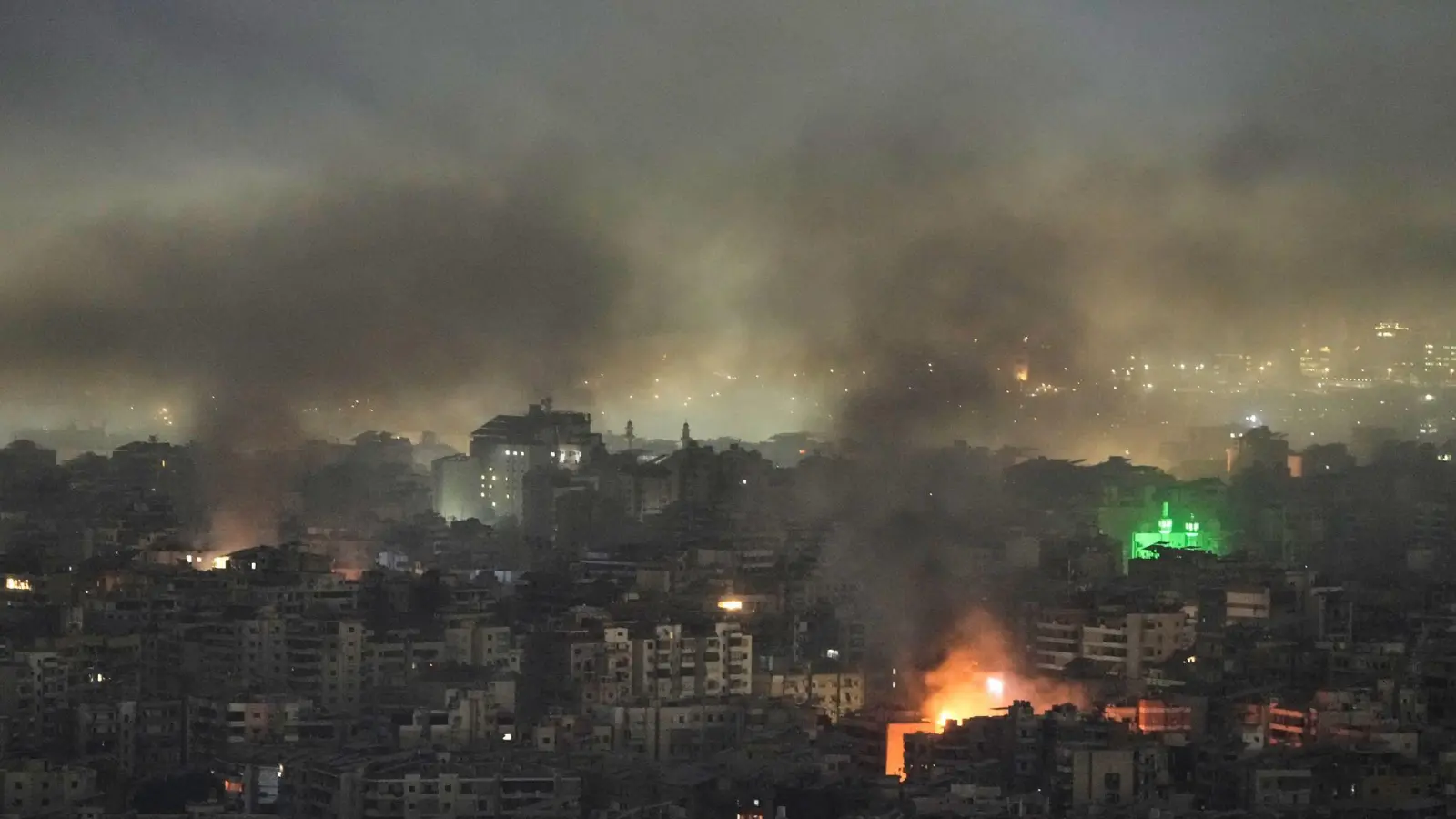 Die israelische Luftwaffe hat nach eigenen Angaben Kommando-Zentralen der Hisbollah im Süden Beiruts angegriffen. (Foto: Bilal Hussein/AP/dpa)