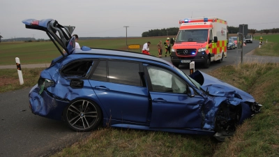 Bei einem Unfall in der Nähe von Rügland wurden zwei Personen leicht verletzt. (Foto: NEWS5/Markus Zahn)