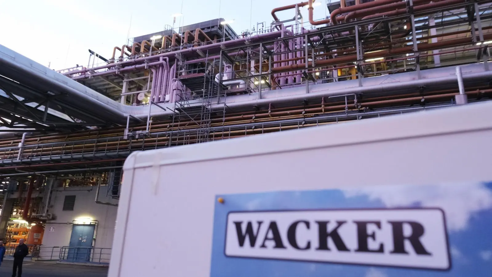 Bei Wacker Chemie ist die Lage unerfreulich. (Symbolbild) (Foto: Sebastian Willnow/dpa)