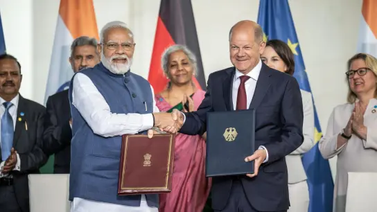 Bundeskanzler Olaf Scholz (SPD, r) hat Indiens Premierminister Narendra Modi zu gemeinsamen Regierungskonsultationen in Berlin empfangen. (Foto: Michael Kappeler/dpa)