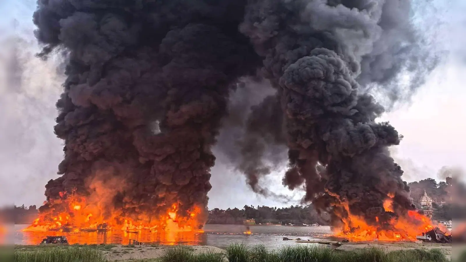 Eine gewaltige Rauchsäule stieg in den Himmel.  (Foto: Sai Aung/HNA/dpa)