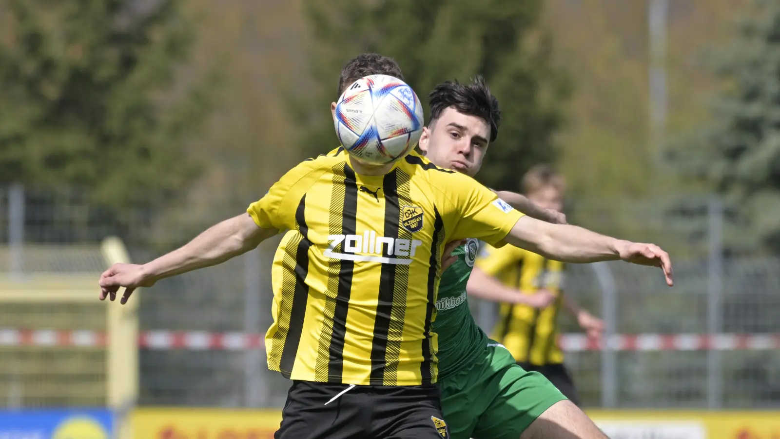 Nur den Ball im Kopf: In der Vorsaison mussten sich die Vilzinger (vorne Lukas Schröder) im Xaver-Bertsch-Sportpark den Ansbachern (rechs Pepe Brekner) mit 0:2 geschlagen geben. (Foto: Martin Rügner)