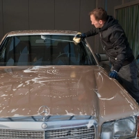 Jetzt wird geschäumt: Mit einem pH-neutralem Autoshampoo wird das Auto von oben nach unten mit minimalem Druck geputzt. (Foto: Klaus-Dietmar Gabbert/dpa-tmn)