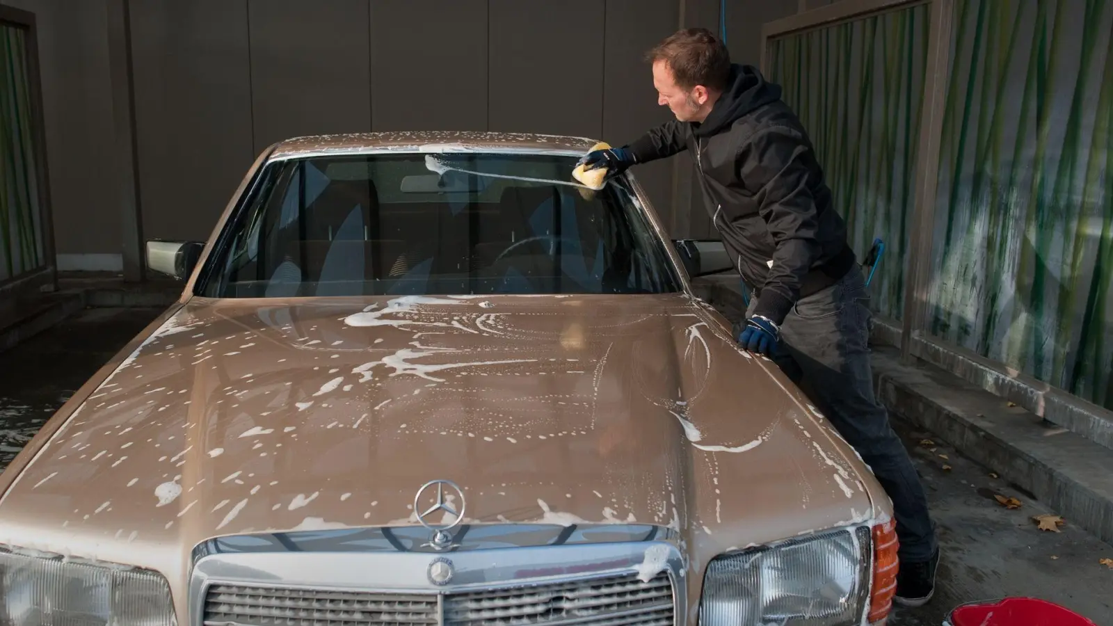 Jetzt wird geschäumt: Mit einem pH-neutralem Autoshampoo wird das Auto von oben nach unten mit minimalem Druck geputzt. (Foto: Klaus-Dietmar Gabbert/dpa-tmn)