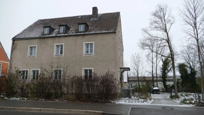 42 Geflüchtete sollen in der alten Polizeistation in Uffenheim nach dem Willen des Landratsamtes untergebracht werden - zu viele, finden die Uffenheimer Gremien und lehnten das Vorhaben jetzt erneut ab. (Foto: Sylva Fehlinger)
