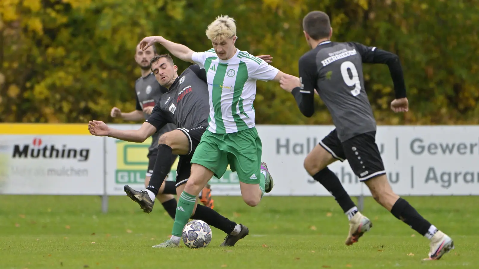 Luke Preen (im grünen Trikot, im Spiel gegen Herrieden) war mit sieben Treffern der erfolgreichste Uffenheimer Torschütze. Ob er weiterhin beim FVU spielt, ist noch unklar. (Foto: Martin Rügner)