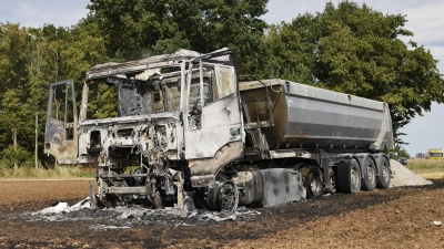 Nur noch ein Wrack ist der Lkw, der auf dem Feld in Brand geraten war. (Foto: NEWS5 / Oßwald)