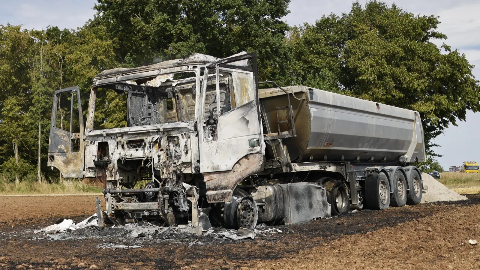 Nur noch ein Wrack ist der Lkw, der auf dem Feld in Brand geraten war. (Foto: NEWS5 / Oßwald)