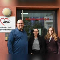 Das Team der Schuldner- und Insolvenzberatung in Ansbach hilft Menschen, die Schulden haben (von links): Wolfgang Hunner, Saskia Röhner und Sarah Schäfer. Auf dem Foto fehlt Birgit Winter. (Foto: Anna Beigel)