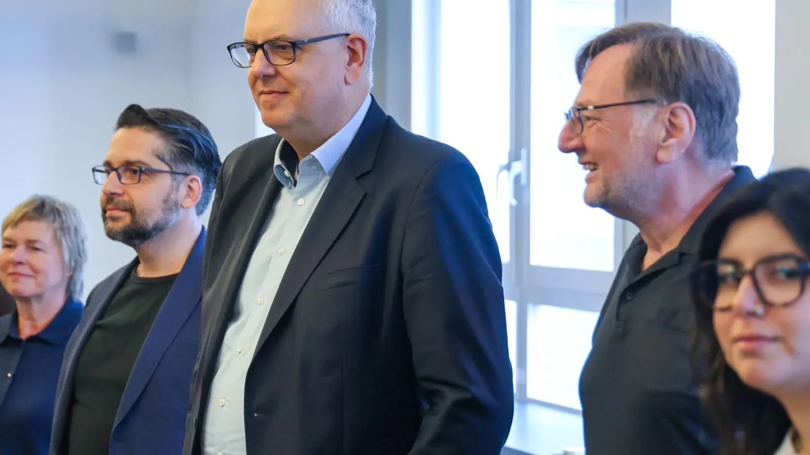 Die Verhandlungsführer der Bremer SPD: Bürgermeister Andreas Bovenschulte (M.), der Fraktionsvorsitzende Mustafa Güngör (l.) und der Parteivorsitzende Reinhold Wetjen (r.). (Foto: Focke Strangmann/dpa)