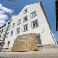Hitlers Geburtshaus ist nun eine Polizeistation  (Foto: Peter Kneffel/dpa)