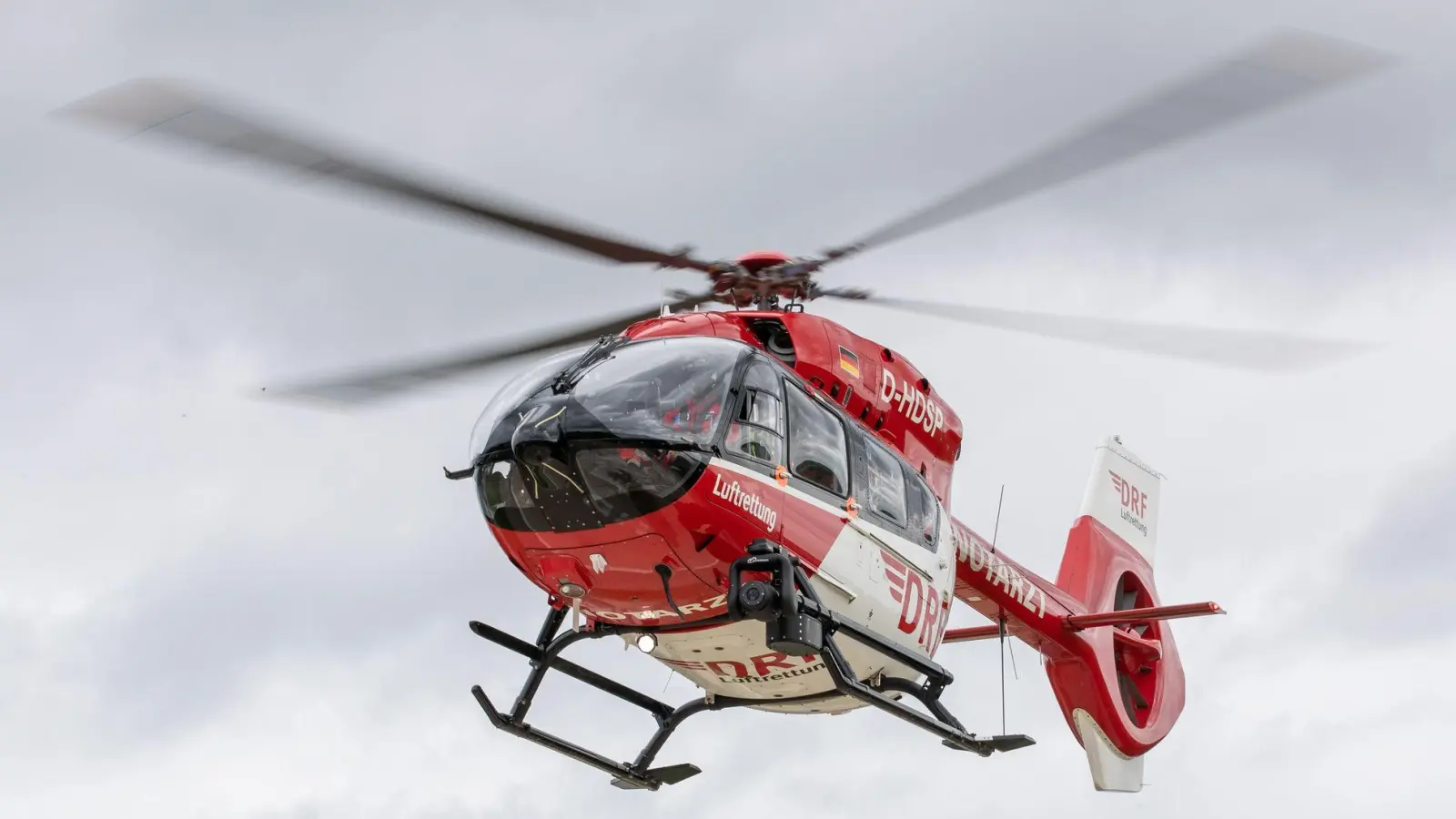 Der Schwerverletzte wurde per Rettungshubschrauber in eine Klinik gebracht. (Symbolbild) (Foto: Daniel Karmann/dpa)
