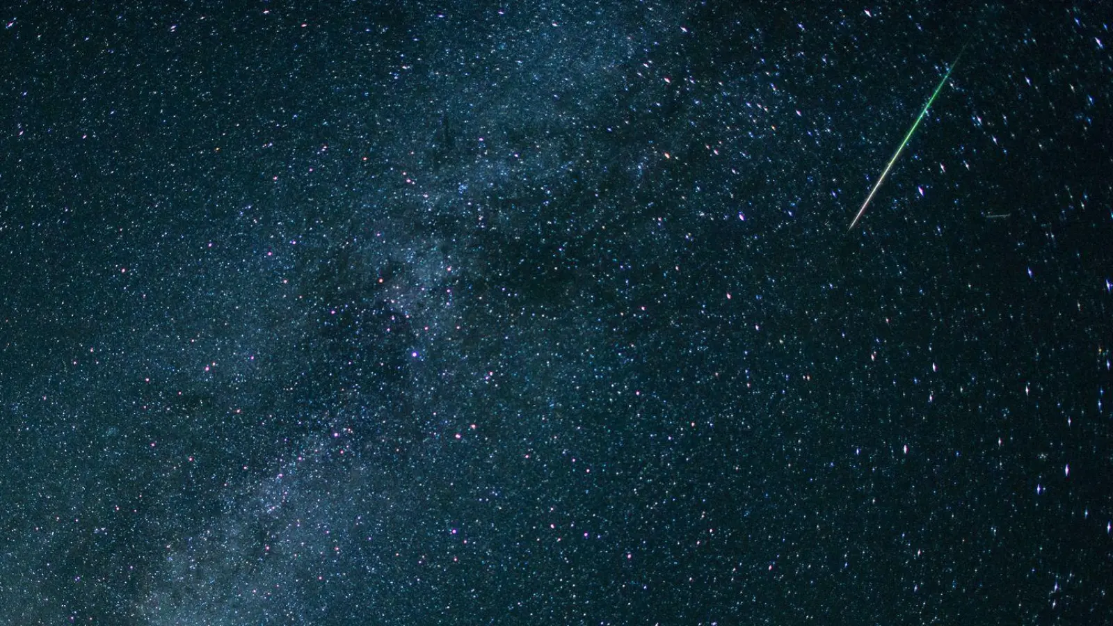 Im August gibt es viele Sternschnuppen zu sehen - die meisten üblicherweise in der Nacht vom 12. auf den 13. August. (Archivbild) (Foto: Matthias Balk/dpa)